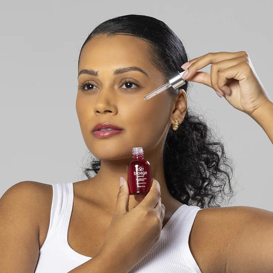 Modelo aplicando sérum facial Bio PDRN e GABA Intensive Bioage para firmeza da pele