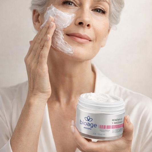 Modelo madura aplicando máscara facial Bioage Renovage Y-Massage para rejuvenescimento da pele
