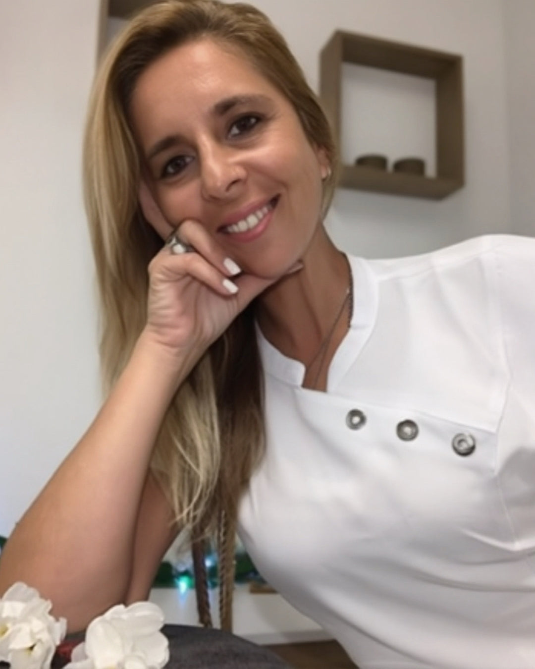 Caroline, massagista terapeuta no Indi Beauty Estoril Cascais, profissional especializada em massagens relaxantes e terapêuticas.