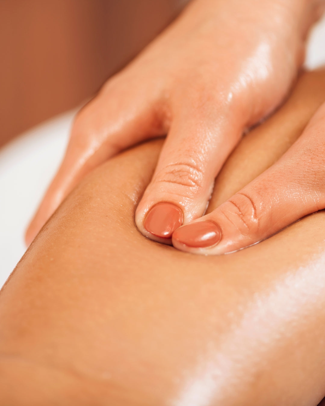 Tratamento de drenagem linfática abdominal no Indi Beauty Estoril, massagem terapêutica que melhora a circulação e reduz retenção de líquidos.

