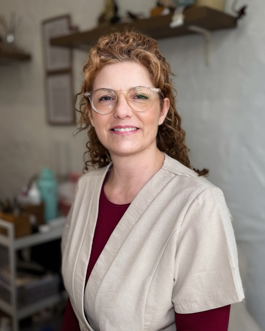 Sofia, especialista em manicure e podologia no Indi Beauty Estoril Cascais, profissional de cuidados de unhas e saúde dos pés.