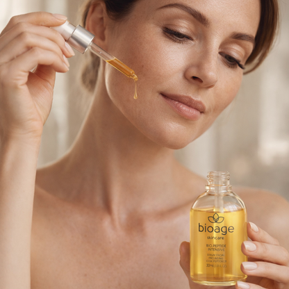 Modelo aplicando o sérum facial Bioage Bio.Peptide Intensive com peptídeos para firmeza, elasticidade e efeito lifting da pele.