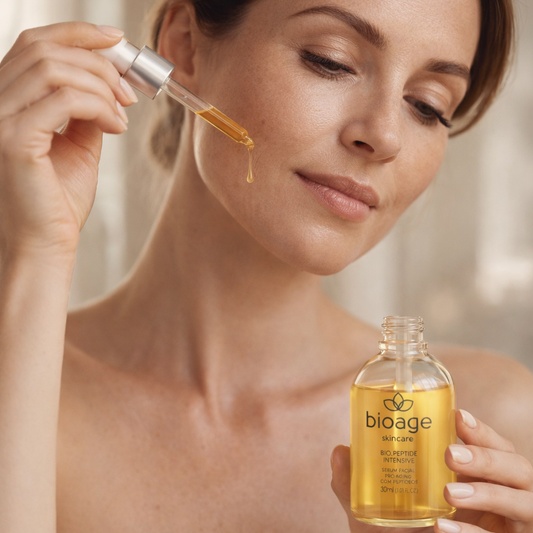Modelo aplicando o sérum facial Bioage Bio.Peptide Intensive com peptídeos para firmeza, elasticidade e efeito lifting da pele.