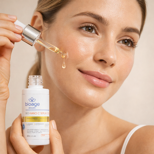 Sérum facial Bio-Nano C Serum 30% Bioage com vitamina C aplicado com conta-gotas no rosto para iluminar e uniformizar a pele.