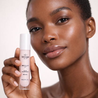 Modelo com gloss volumizador Bio.Filler Lip Bioage para hidratação e volume labial.