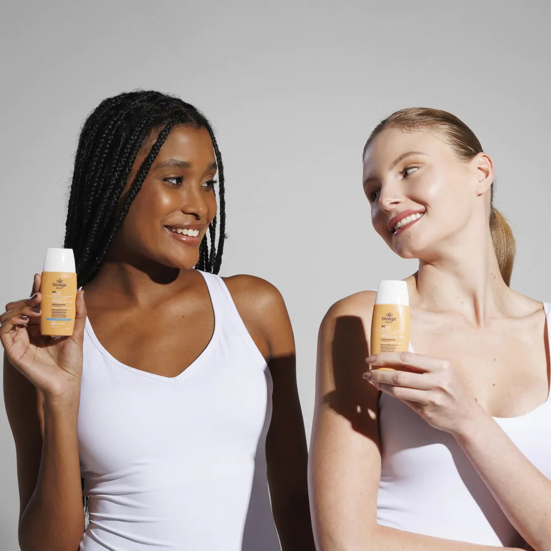Mulheres usando protetor solar facial Bioage Bio.Sun Protect Aqua FPS 60 com proteção UVA/UVB e acabamento leve para proteção diária da pele.