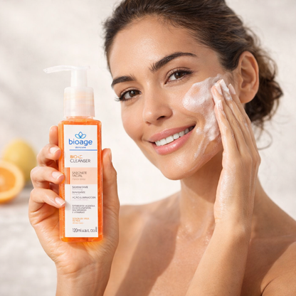 Modelo usando sabonete facial Bio C Cleanser Bioage na rotina de skincare